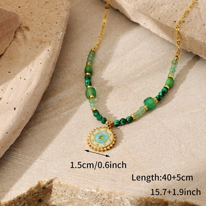 Details einer böhmischen Gold-Sonnenkette mit Malachit-Perlen und Größenangaben