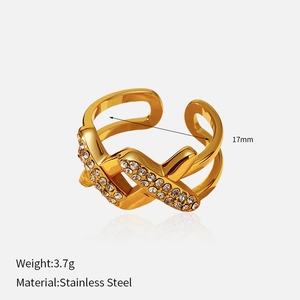 Detailansicht goldener Edelstahl X-Ring mit Zirkonia-Steinen und Größenangaben