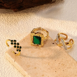 Vergoldete offene Ringe mit Smaragden und Zirkonia im eleganten, stapelbaren Vintage-Design