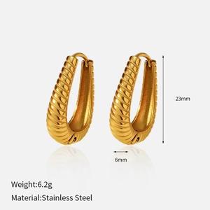 Détail de boucles d'oreilles en acier doré de 23mm avec texture côtelée et dimensions