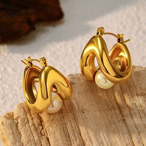 Boucles d'oreilles élégantes en acier inoxydable doré ondulé avec perles