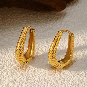 Élégantes boucles d'oreilles créoles dorées en U avec texture spirale et fermoir