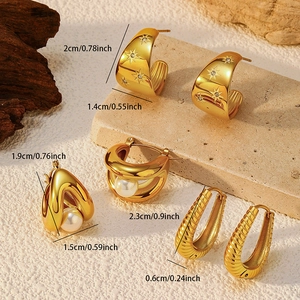 Vues détaillées de boucles d'oreilles en acier doré avec perles et petits cristaux