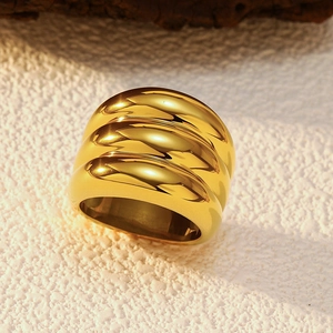 Bague large en acier inoxydable doré poli avec motif minimaliste à trois couches d'ondes