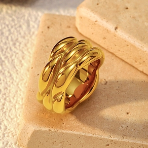 Bague large en acier doré motif feuilles de blé sur pierre de travertin