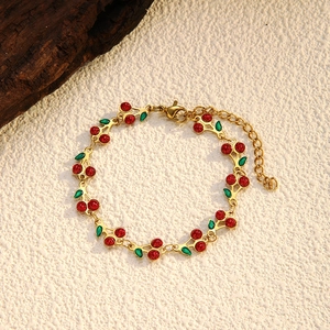 Elegante 18k vergulde roestvrijstalen armband met rode kersenhangers en groene blaadjes