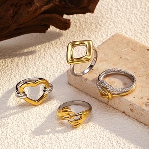 Bague en Acier Inoxydable Bicolore pour Femme Nœud de Cœur Mains Nœud Géométrique Carré Simple Mode Bijoux de Doigt