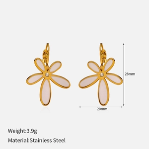 Détail de boucles d'oreilles fleurs en acier inoxydable de 28mm avec émail blanc