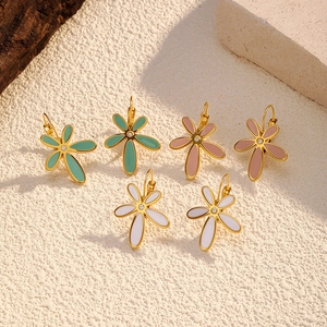 Vue détaillée de boucles d'oreilles pétales dorées avec finition émail et cristal scintillant