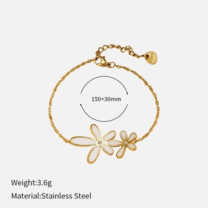 Détail du bracelet marguerite avec pétales blancs et chaîne en acier inoxydable de 150mm