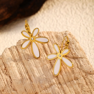 Boucles d'oreilles pétales dorées avec émail blanc et centre en zircone clair