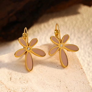 Boucles d'oreilles pétales dorées avec émail rose et cristaux sur fond de pierre