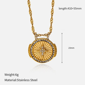Détail du pendentif pièce dorée avec gravure d'étoile et dimensions sur fond gris