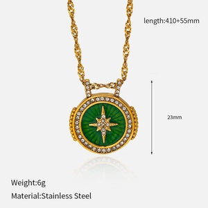 Macro d'un pendentif étoile dorée 23mm avec émail vert et chaîne en acier inoxydable
