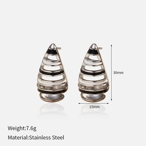Dimensiones detalladas de los pendientes de gota dorados con esmalte a rayas