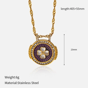 Détail de la chaîne en acier doré avec pendentif trèfle violet, taille 460mm et poids de 6g
