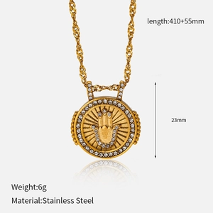 Détail du pendentif Main de Hamsa avec zircon sur un collier en acier inoxydable