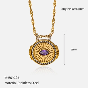 Détail de collier en acier doré avec pierre gemme violette et diamants blancs