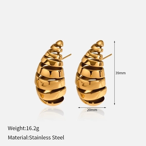 Especificaciones de tamaño para pendientes de gota en espiral de acero dorado de 18K