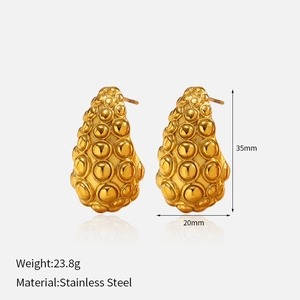 Detalle de pendientes de gota bañados en oro de 18K con medidas de 35mm por 20mm