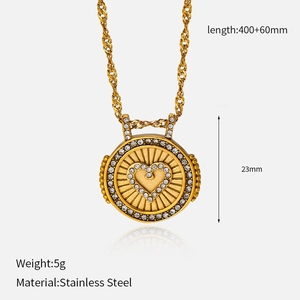 Détail du collier en acier doré avec pendentif cœur texturé au motif rayon de soleil