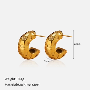 Detalle de pendientes en forma de C de acero inoxidable dorado con diseño de corazones