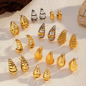 Detalle de varios pendientes de acero inoxidable chapados en oro 18K, huecos y gota
