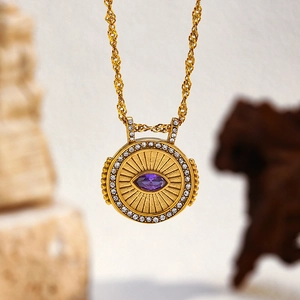 Gros plan du collier vintage avec pierre marquise violette et détails en zircon brillant