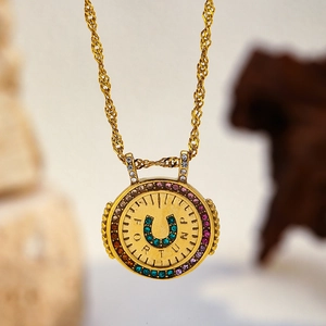 Détail du pendentif fer à cheval doré avec gravure Fortune et cristaux colorés