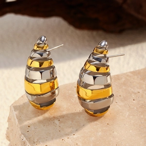 Pendientes de gota en espiral bicolor oro de 18K y plata sobre base de piedra