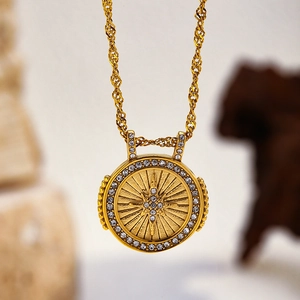 Collier élégant en acier inoxydable doré avec pendentif étoile et zircons cubiques