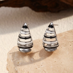 Pendientes de gota hueca con capas y esmalte blanco y negro en acabado plateado