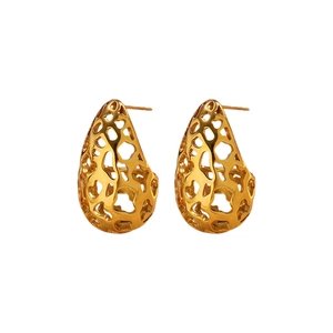 Elegantes pendientes de gota huecos bañados en oro de 18K con diseño de malla artística