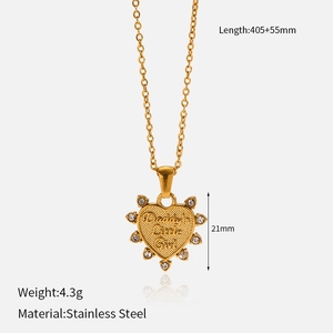 Détail du collier cœur doré gravé Daddy's Little Girl avec incrustations de zircons
