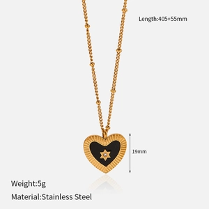 Détail du collier cœur doré avec incrustation noire, pendentif étoile et dimensions produits