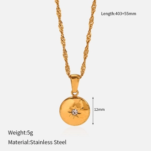 Détail d'un pendentif étoile de 12 mm sur une chaîne en acier inoxydable doré