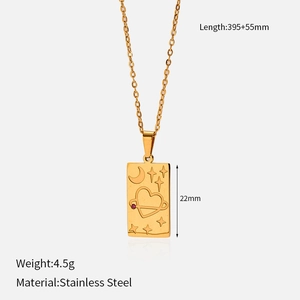 Détail du collier en acier inoxydable doré avec pendentif rectangulaire gravé lune