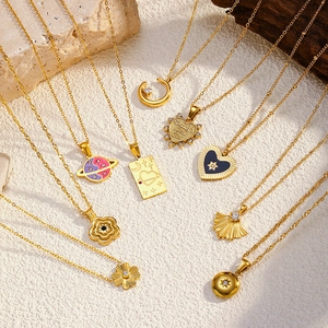 Collection de colliers en acier titane doré avec pendentifs cœur et planète