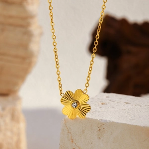 Collier en acier titane doré avec pendentif fleur plissée et cristal central