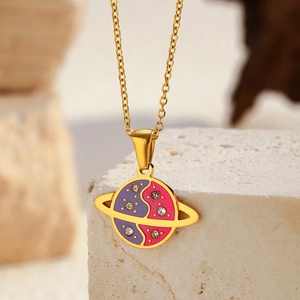 Vue macro du collier planète en acier doré avec émail violet et cristaux scintillants