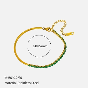 Bracelet bicolore en acier inoxydable avec zircons verts et élément courbe doré élégant