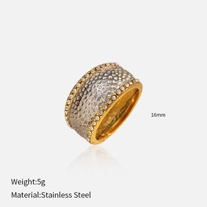 Detailansicht eines zweifarbigen 18k vergoldeten Rings mit Zirkonia und Hammerschlag-Textur