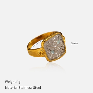 Nahaufnahme des 18k vergoldeten Edelstahlrings mit grünem Emaille-Inlay und Textur
