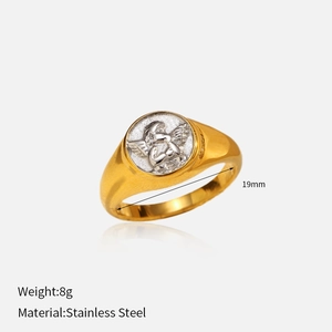 Detail eines 18k vergoldeten Edelstahl-Siegelrings mit geprägtem Engel-Cupid-Motiv