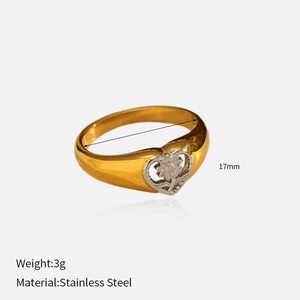 Detail eines 18k vergoldeten Edelstahlrings mit Herz und silberner Blumeneinlage