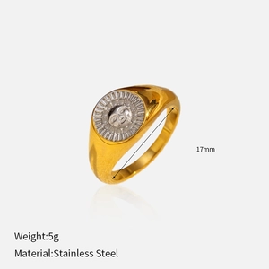 Makroaufnahme von 18k vergoldetem Edelstahlring mit zweifarbigem Sonnenmaske-Medaillon