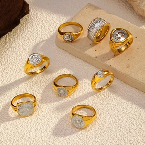 Acht vintage 18k vergoldete Edelstahlringe mit Himmelsmotiven und Relief-Designs