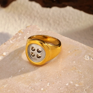 Detailansicht des zweifarbigen Knopf-Rings mit Gold- und Silberfinish im Industrie-Stil