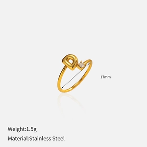 Détail d'une bague lettre D plaquée or 18k en acier inoxydable avec diamètre 17mm et poids 1.5g