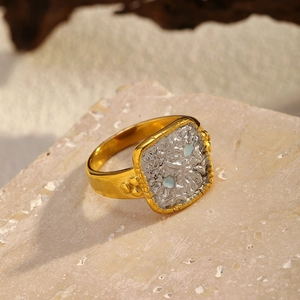 Details eines Vintage Goldrings mit silberner Lavatextur und blauen Türkissteinen